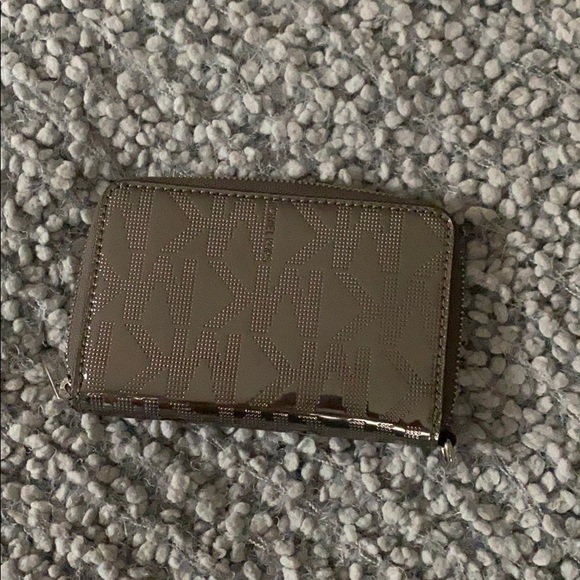 Michael Kors zip wallet - Picture 2 of 7